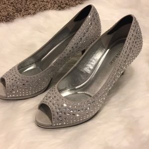 STUNNING kelly & Katie rhinestone peep toe heels